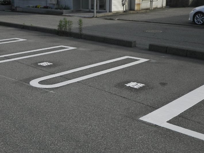 文字・矢印｜日本交通興業株式会社（富山の道路、駐車場のライン、区画線、白線）